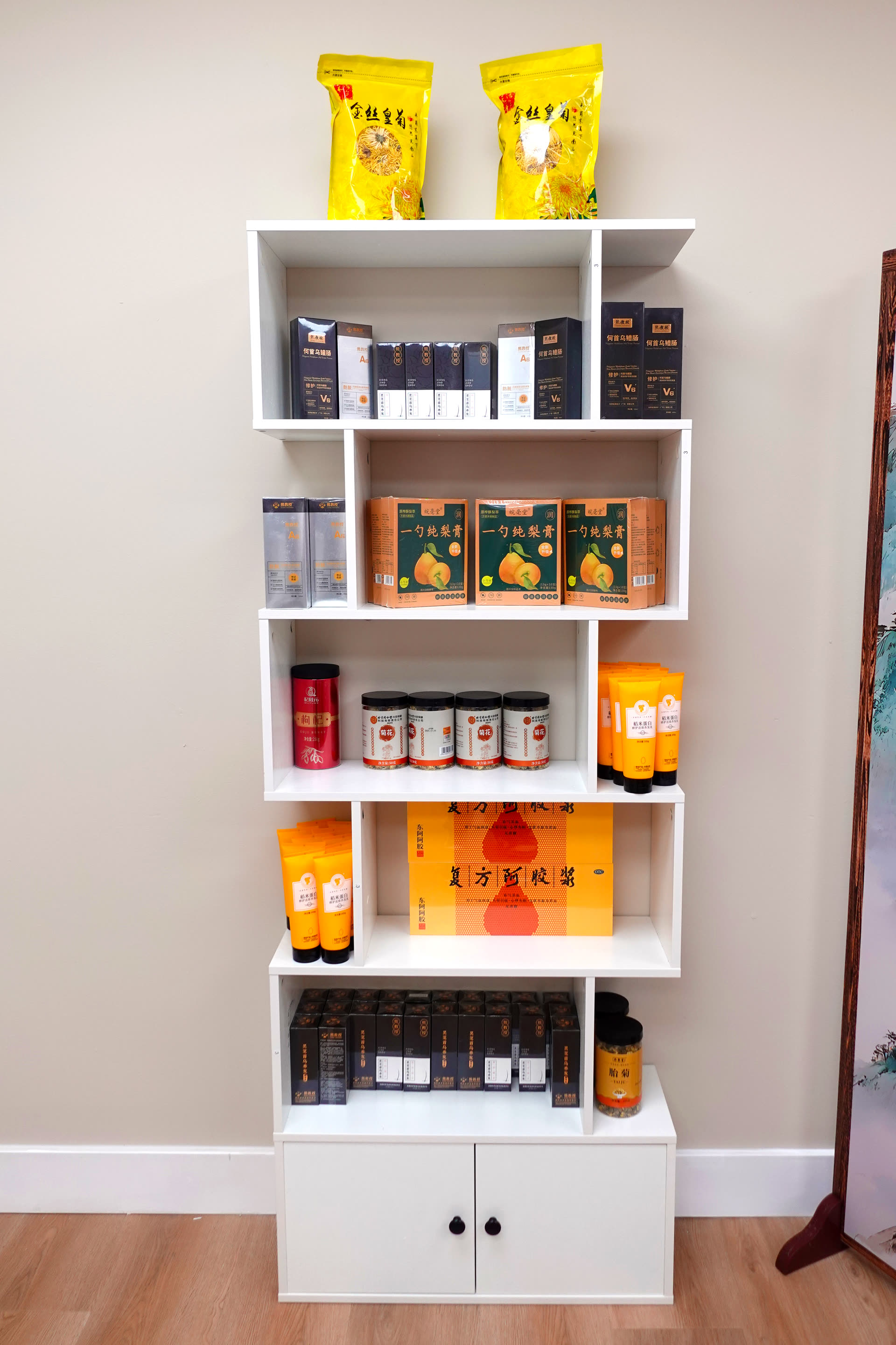 Chinese herbal medicine dispensary at South Florida TCM clinic